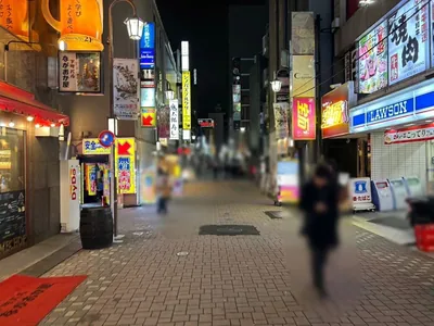 グレアへの道順 7／8：左手の三つ目の路地も越えて直進を続けます。