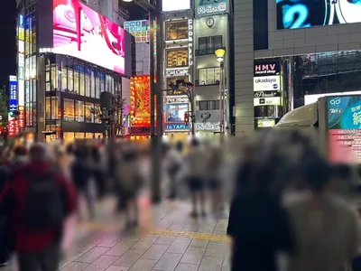 オーバーチュアへの道順 3／11：横断歩道を渡ってALTAアルタの左脇の路地に入ります。