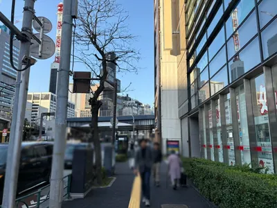 ジャングル東京への道順 2／6：道路を左手に直進します。