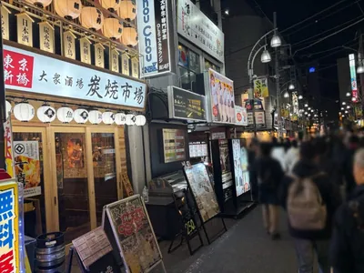 オリーブへの道順 4／4：少し直進をすると左手に新橋オリーブの入る「貴悦ビル」があります。