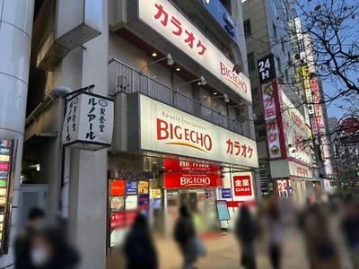 セクレへの道順 5／5：右折後、左手二つ目に新宿セクレの入る「プリンスビル」があります。
