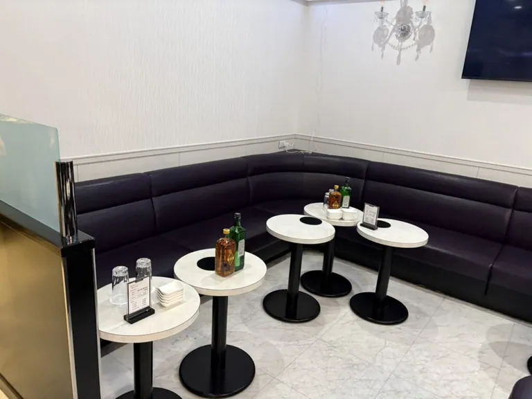 トウェンティワンの店内