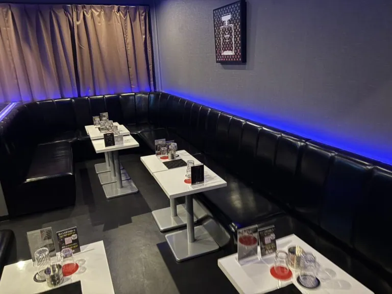 天 （テン）の店内