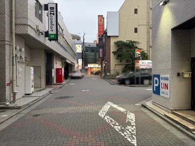 クラウンへの道順 8／10：右手一つ目の路地を右折します。