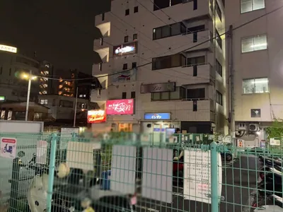 マテリアへの道順 5／6：少し歩くと駐輪場の奥に溝の口マテリアの入るビルがあります。