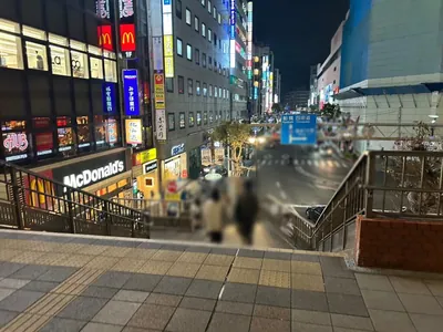 アマルフィへの道順 3／8：突き当りを左折し、右手の階段を下ります。