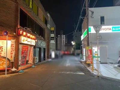 エグゼクティブコレクションへの道順 4／5：右手の一つ目の路地を右折します。