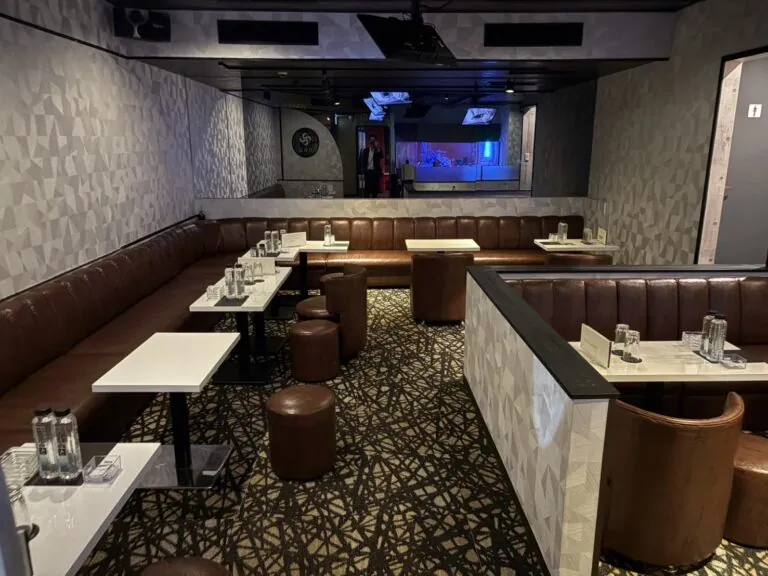 ゴッドの店内
