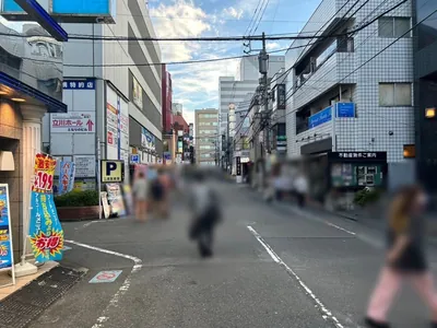 ドレスラインへの道順 7／9：左手の一つ目の路地を越えて直進を続けます。