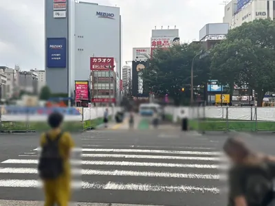 プレミアムへの道順 2／5：駅を背にして目の前の横断歩道を渡ります。
