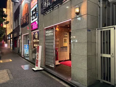 ヴィヴィへの道順 12／12：十字路を渡って右手に件目に五反田ヴィヴィの入る「サンユービル」があります。