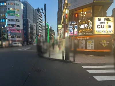 美香の部屋 （ミカノヘヤ）への道順 4／10：目の前の横断歩道を渡って直進します。