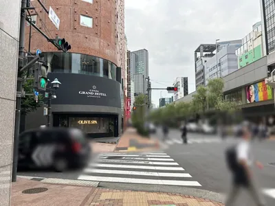 路ト （ミチト）への道順 7／10：「難波橋」の交差点を渡って直進を続けます。