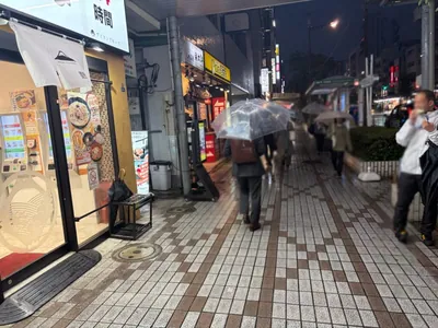 ルルへの道順 2／3：駅を背に左手に進みます。
