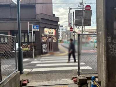 アクアスターレーベルへの道順 5／6：一つ目の十字路を越えて直進します。