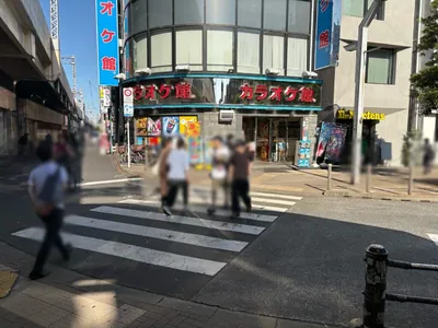 レビアへの道順 2／5：駅を背にして左手に進み、横断歩道を渡ります。