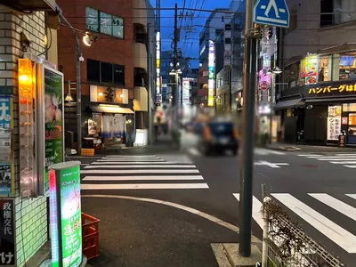 ユラリへの道順 6／7：一つ目の十字路を超えます。