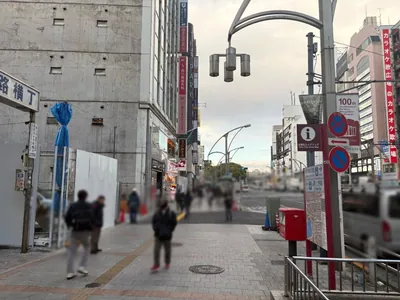 シュシュへの道順 2／6：出口を背にし、道路を右手に直進します。
