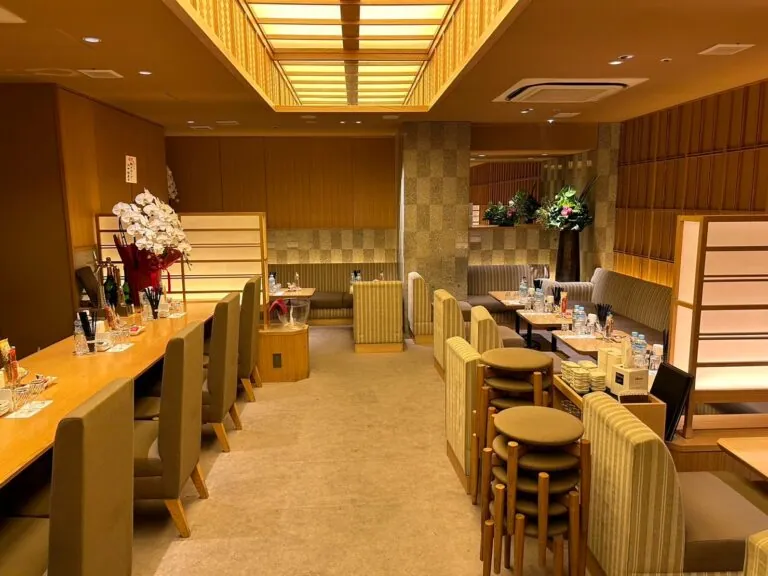柳 （ヤナギ）の店内