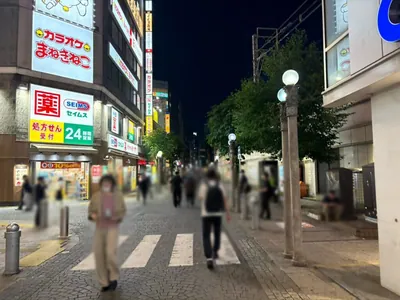 キャラットへの道順 5／15：左手路地を越えて直進をします。