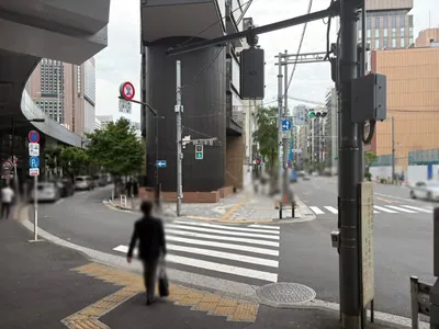 ベルべへの道順 5／7：信号機付きの交差点を渡ります。