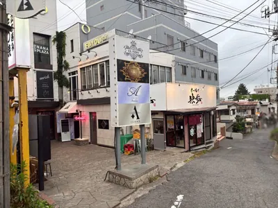 ラウンジ （Girls Bar #Rounge）への道順 4／4：すぐ左手に成田ラウンジの入る「英功ビル」があります。