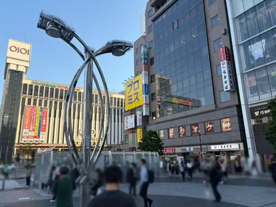 ドンピーへの道順 2／10：建物を右手に建物沿いを直進します。
