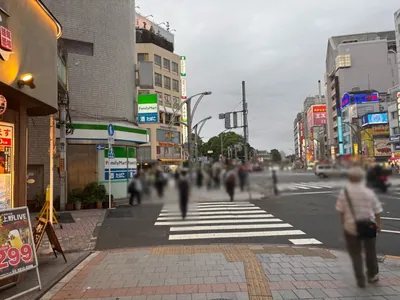 蓮 （レン）への道順 4／9：二つ目の左手路地を左折します。