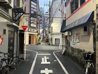 粋酔 （スイスイ）への道順 4／4：十字路の右手の手前の角が池袋粋酔の入る「ゴールデン池袋ビル」です。