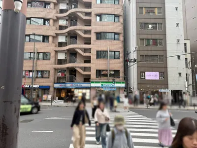 703 （ナナマルサン）への道順 2／5：駅を背にして右手の横断歩道を渡ります。