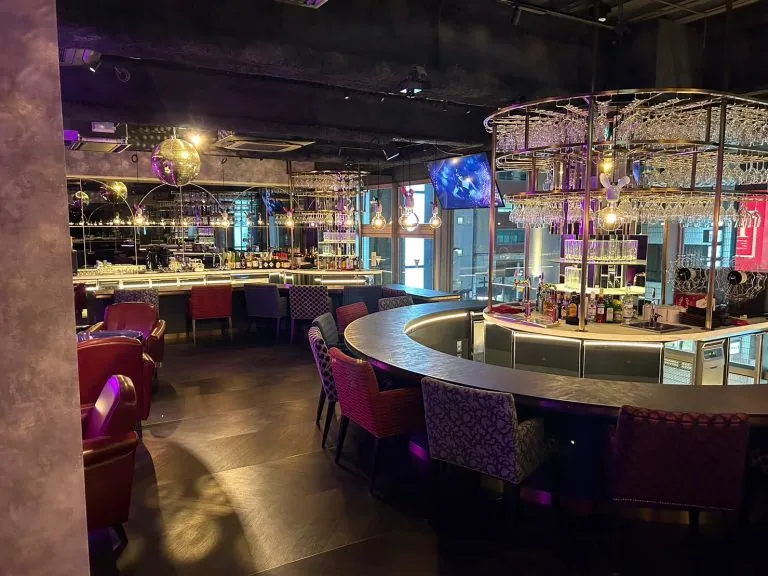 B4 （ビーフォー）の店内