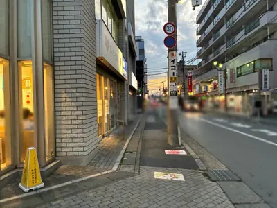 ファインへの道順 5／7：横断歩道を渡り、道路を右手に直進します。