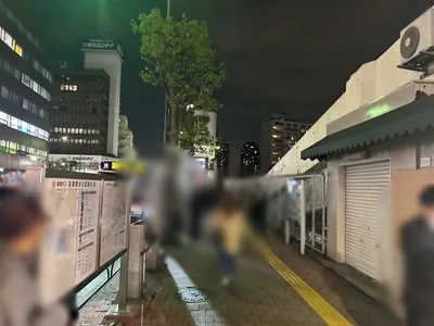エムアネックスへの道順 2／4：駅を背中にして右へ歩きます。