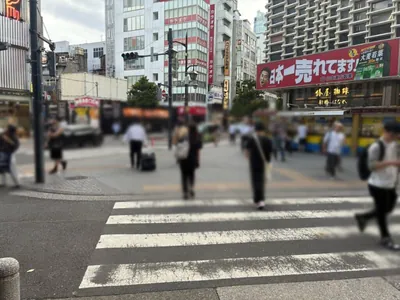カラット宴への道順 2／11：駅を背にして正面の横断歩道を渡ります。