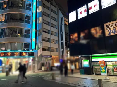 美魔女 （ビマジョ）への道順 3／8：右手の一つ目の路地を右折します。