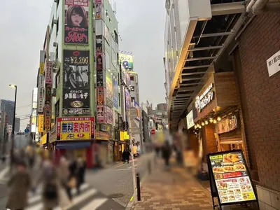 花蝶 （ハナチョウ）への道順 2／4：改札を背にして、右手に線路沿いに進みます。