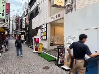 トウェンティワンへの道順 7／7：少し進むと右手に上野トウェンティワンの入る「上野ラヴィサンド白樺」があります。