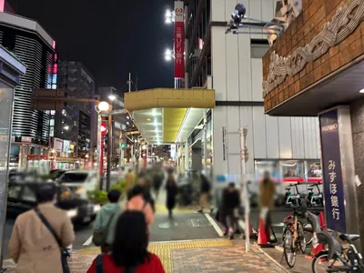 XX （トゥーエックス）への道順 5／10：右手の一つ目の路地を越えて直進をします。