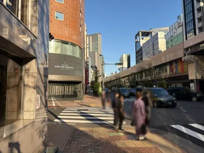 フクロウ （CLUB　梟）への道順 7／9：「難波橋」の交差点に出たら横断歩道を渡って直進します。