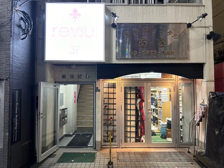 レヴューの店内
