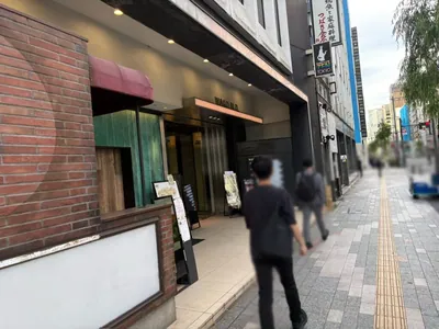 ヴィダへの道順 6／6：少し進むと左手に銀座ヴィダの入る「和恒ビル」があります。