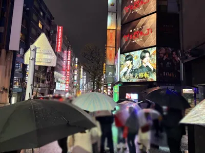 ポセイドンへの道順 10／12：右手の一つ目の路地を越えて直進を続けます。