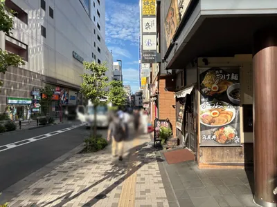 リオへの道順 4／6：エスカレーターを下ったら直進します。