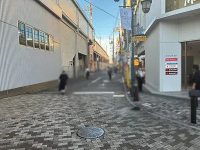 プレジデントへの道順 3／5：線路沿いの路地を進みます。