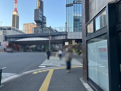 ジェイボーグへの道順 3／7：横断歩道を渡って直進を続けます。
