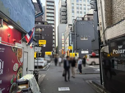 マルメロエットへの道順 9／10：一つ目の右手路地を越えて直進します。