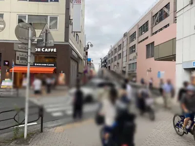 アクアへの道順 2／8：駅を右手に直進します。