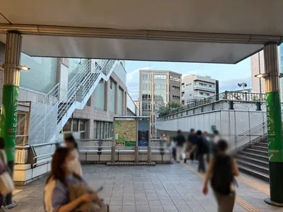 ゴールドへの道順 2／7：駅を背中にして左へ歩きます。