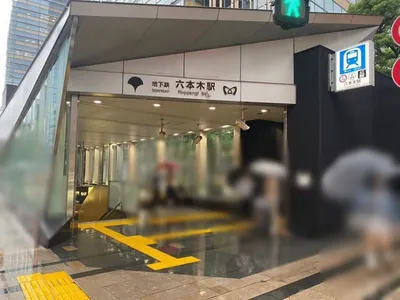 バッドガールズ （Campus Cafe BADD GIRLS 六本木）への道順 1／5：「六本木駅」7番出口を出ます。