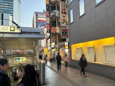 カンカンへの道順 2／9：出口を左手に直進します。